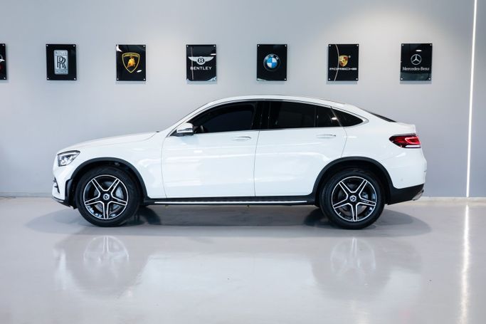 Подержанный Mercedes-Benz GLC Coupe 300 II (C254), 2.0 л, 2023 в Дубае от C7 Motors Белый цвет. Корейская | AUTO.AE