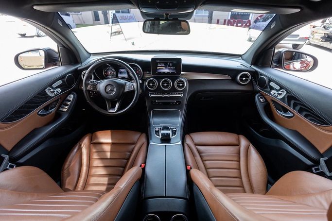 Подержанный Mercedes-Benz GLC Coupe 250 I (X253), 2.0 л, 2018 в Дубае от Linda Cars Красный цвет. GCC | AUTO.AE