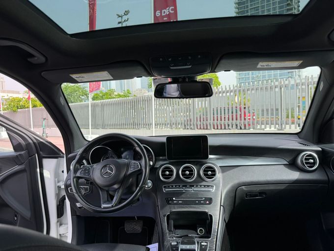 Подержанный Mercedes-Benz GLC 300 I (X253), 2.0 л, 2017 в Дубае Белый цвет. Американская | AUTO.AE