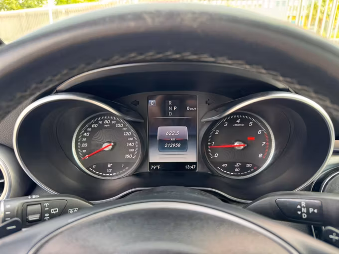 Подержанный Mercedes-Benz GLC 300 I (X253), 2.0 л, 2017 в Дубае Белый цвет. Американская | AUTO.AE