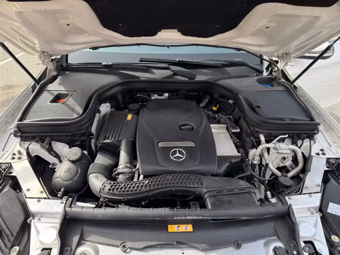 Подержанный Mercedes-Benz GLC 300 I (X253), 2.0 л, 2017 в Дубае Белый цвет. Американская | AUTO.AE
