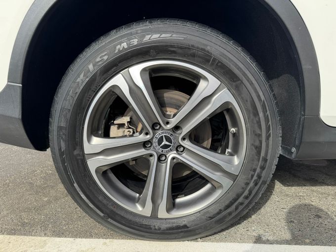 Подержанный Mercedes-Benz GLC 300 I (X253), 2.0 л, 2017 в Дубае Белый цвет. Американская | AUTO.AE
