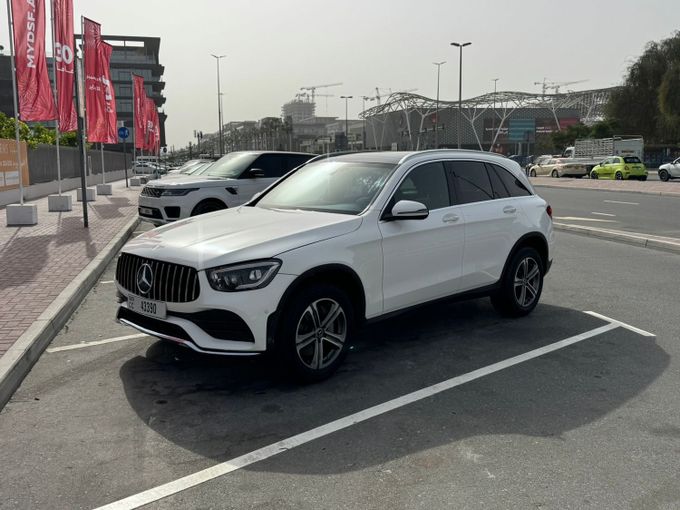 Подержанный Mercedes-Benz GLC 300 I (X253), 2.0 л, 2017 в Дубае Белый цвет. Американская | AUTO.AE