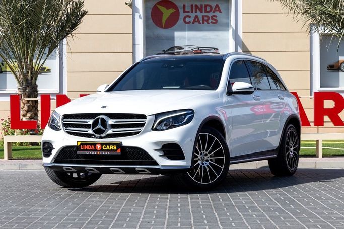 Подержанный Mercedes-Benz GLC 250 I (X253), 2.0 л, 2019 в Дубае от Linda Cars Белый цвет. GCC | AUTO.AE
