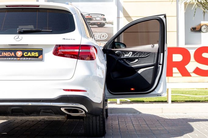 Подержанный Mercedes-Benz GLC 250 I (X253), 2.0 л, 2019 в Дубае от Linda Cars Белый цвет. GCC | AUTO.AE
