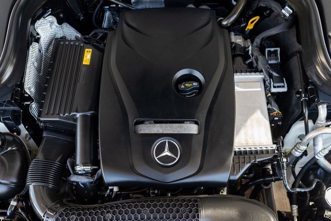 Подержанный Mercedes-Benz GLC 250 I (X253), 2.0 л, 2019 в Дубае от Linda Cars Белый цвет. GCC | AUTO.AE