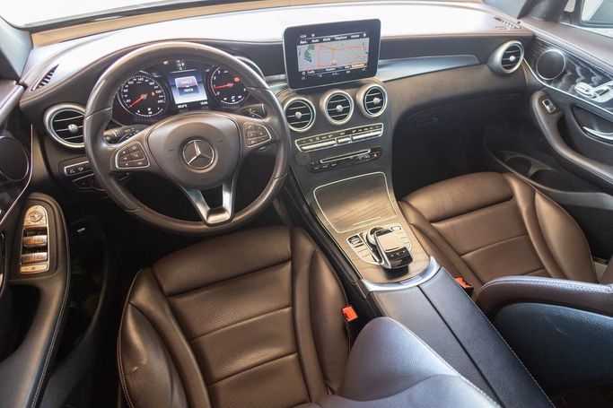 Подержанный Mercedes-Benz GLC 250 I (X253), 2.0 л, 2019 в Дубае от Linda Cars Белый цвет. GCC | AUTO.AE