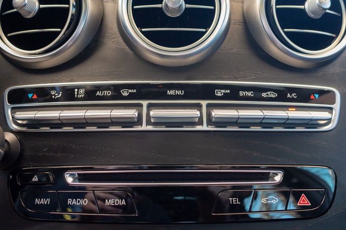 Подержанный Mercedes-Benz GLC 250 I (X253), 2.0 л, 2019 в Дубае от Linda Cars Белый цвет. GCC | AUTO.AE