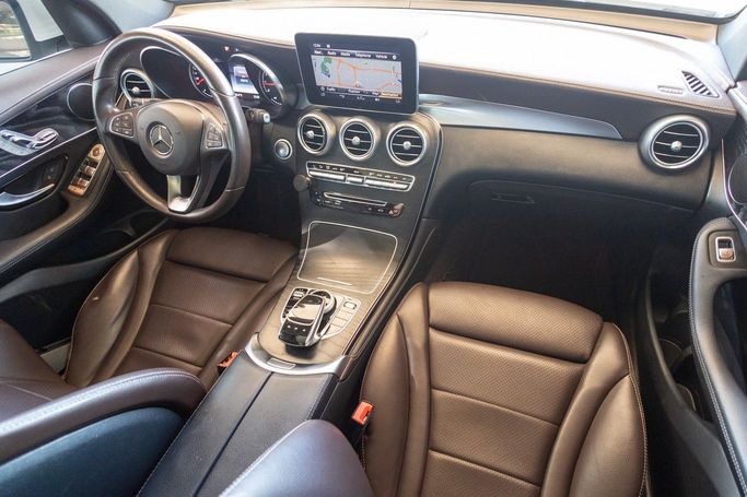 Подержанный Mercedes-Benz GLC 250 I (X253), 2.0 л, 2019 в Дубае от Linda Cars Белый цвет. GCC | AUTO.AE