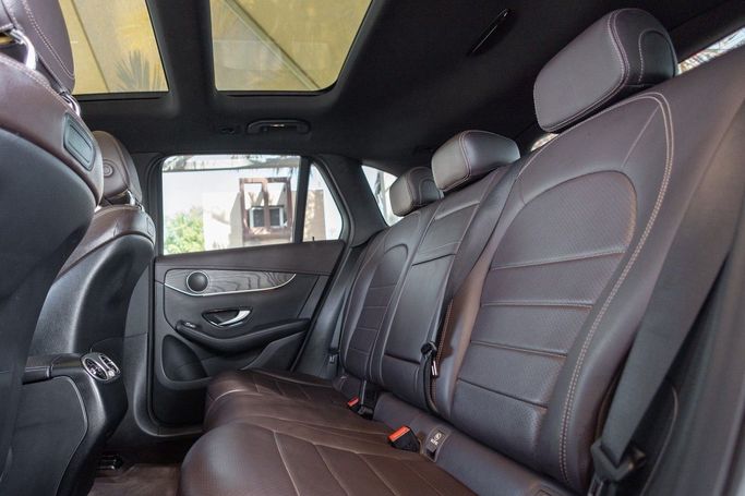 Подержанный Mercedes-Benz GLC 250 I (X253), 2.0 л, 2019 в Дубае от Linda Cars Белый цвет. GCC | AUTO.AE