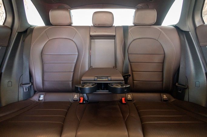 Подержанный Mercedes-Benz GLC 250 I (X253), 2.0 л, 2019 в Дубае от Linda Cars Белый цвет. GCC | AUTO.AE