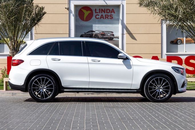 Подержанный Mercedes-Benz GLC 250 I (X253), 2.0 л, 2019 в Дубае от Linda Cars Белый цвет. GCC | AUTO.AE