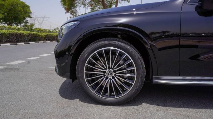 Новый Mercedes-Benz GLC 200 II (X254), 2.0 л, 2025 в Дубае от Najem Motors Черный цвет. GCC | AUTO.AE