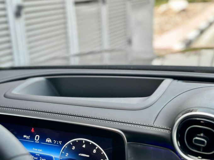 Подержанный Mercedes-Benz GLC 300 II (X254), 2.0 л, 2024 в Дубае от Express Motors Черный цвет. Корейская | AUTO.AE