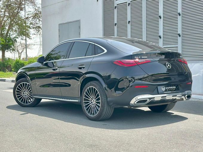 Подержанный Mercedes-Benz GLC 300 II (X254), 2.0 л, 2024 в Дубае от Express Motors Черный цвет. Корейская | AUTO.AE