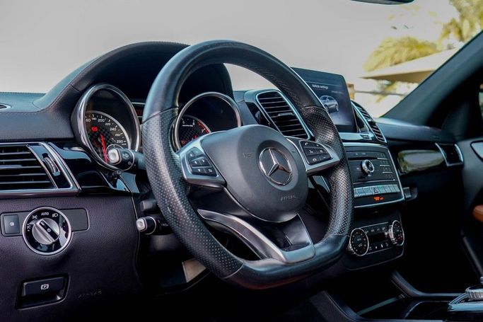 Подержанный Mercedes-Benz GLE Coupe AMG 43 AMG I (C292), 3.0 л, 2019 в Дубае от Linda Cars Белый цвет. GCC | AUTO.AE