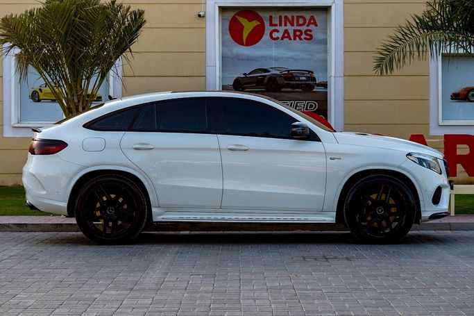 Подержанный Mercedes-Benz GLE Coupe AMG 43 AMG I (C292), 3.0 л, 2019 в Дубае от Linda Cars Белый цвет. GCC | AUTO.AE