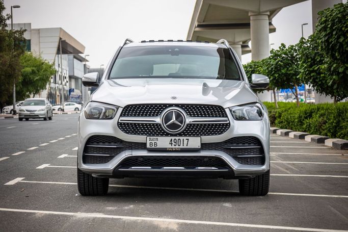 Mercedes-Benz GLE II (V167), 2021 внедорожник 5 дв. бизнес класса в Дубае от POF RENTAL серебристый цвет | AUTO.AE