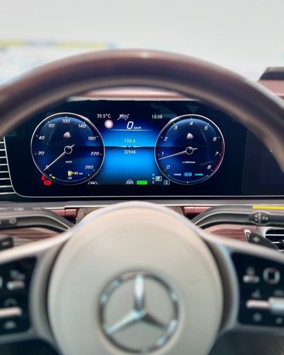 Подержанный Mercedes-Benz Maybach GLS 600 I Рестайлинг, 4.0 л, 2024 в Дубае от Lakhani Motors Белый цвет. Японская | AUTO.AE