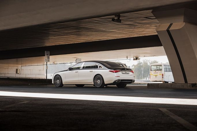 Mercedes-Benz Maybach S-Class 680 II (Z223), 2023 седан бизнес класса в Дубае от AVA car rental белый цвет | AUTO.AE