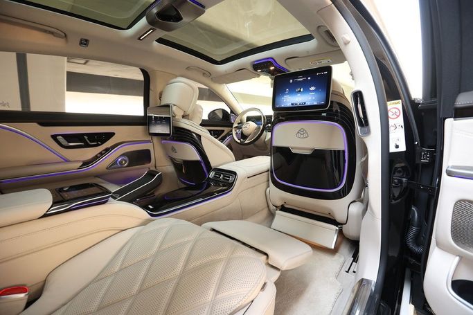 Mercedes-Benz Maybach S-Class 680 II (Z223), 2023 седан бизнес класса в Дубае от AVA car rental белый цвет | AUTO.AE