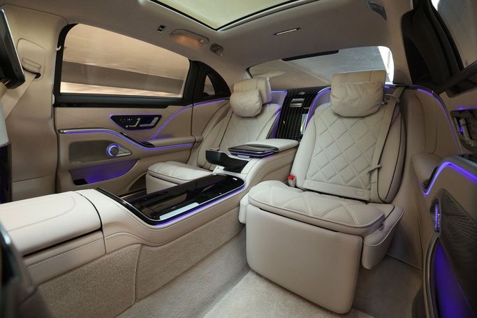Mercedes-Benz Maybach S-Class 680 II (Z223), 2023 седан бизнес класса в Дубае от AVA car rental белый цвет | AUTO.AE