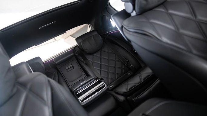 Mercedes-Benz Maybach S-Class 580 II (Z223), 2022 седан бизнес класса в Дубае от AVA car rental черный цвет | AUTO.AE