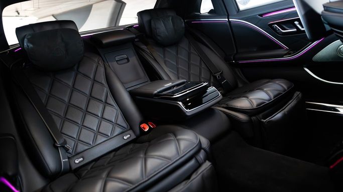 Mercedes-Benz Maybach S-Class 580 II (Z223), 2022 седан бизнес класса в Дубае от AVA car rental черный цвет | AUTO.AE