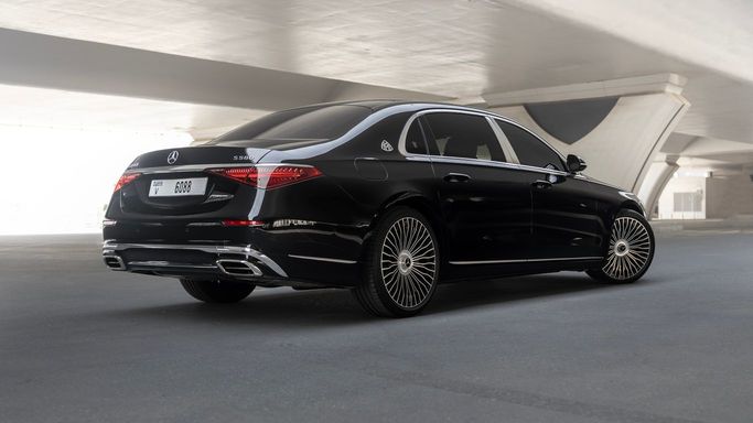 Mercedes-Benz Maybach S-Class 580 II (Z223), 2022 седан бизнес класса в Дубае от AVA car rental черный цвет | AUTO.AE