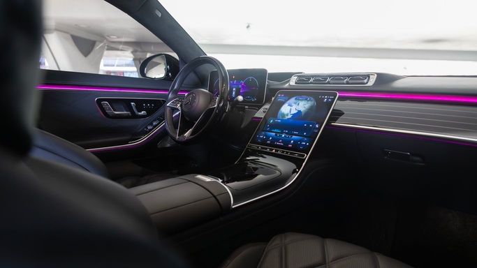 Mercedes-Benz Maybach S-Class 580 II (Z223), 2022 седан бизнес класса в Дубае от AVA car rental черный цвет | AUTO.AE