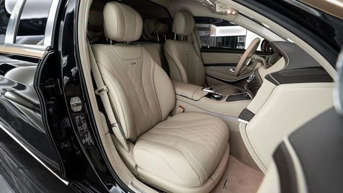 Подержанный Mercedes-Benz Maybach S-Class 650 Pullman I (X222) Рестайлинг, 6.0 л, 2019 в Дубае от Al Ain Class Motors Черный цвет. Европейская | AUTO.AE
