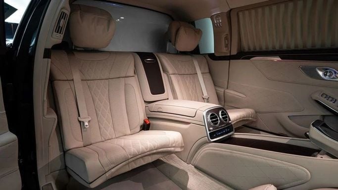 Подержанный Mercedes-Benz Maybach S-Class 650 Pullman I (X222) Рестайлинг, 6.0 л, 2019 в Дубае от Al Ain Class Motors Черный цвет. Европейская | AUTO.AE