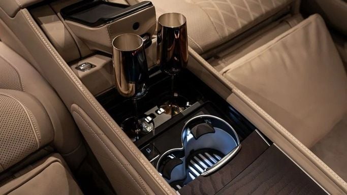 Подержанный Mercedes-Benz Maybach S-Class 650 Pullman I (X222) Рестайлинг, 6.0 л, 2019 в Дубае от Al Ain Class Motors Черный цвет. Европейская | AUTO.AE