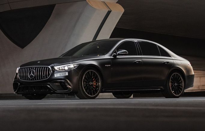 Mercedes-Benz S-Class AMG IV (W223), 2024 седан бизнес класса в Дубае от AVA car rental черный цвет | AUTO.AE