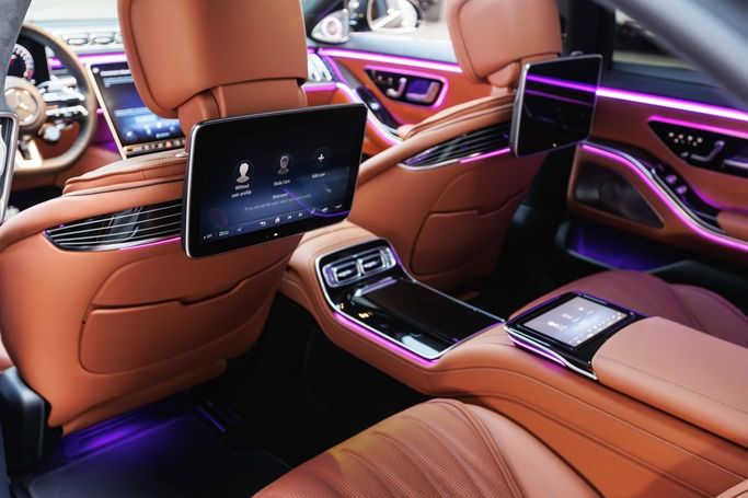 Mercedes-Benz S-Class AMG IV (W223), 2024 седан бизнес класса в Дубае от AVA car rental черный цвет | AUTO.AE