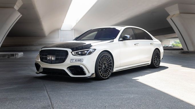 Mercedes-Benz S-Class AMG IV (W223), 2022 седан бизнес класса в Дубае от AVA car rental белый цвет | AUTO.AE