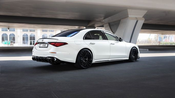 Mercedes-Benz S-Class AMG IV (W223), 2022 седан бизнес класса в Дубае от AVA car rental белый цвет | AUTO.AE