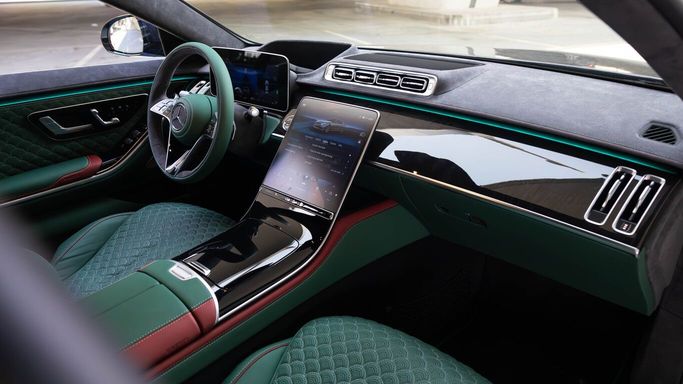Mercedes-Benz S-Class AMG IV (W223), 2022 седан бизнес класса в Дубае от AVA car rental белый цвет | AUTO.AE