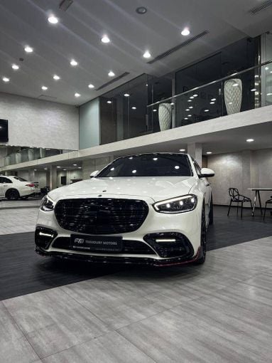 New Mercedes-Benz S-Class AMG IV (W223), 4.0 l, 2022 in Dubai by Fakhoury, White color. European Specs | AUTO.AE