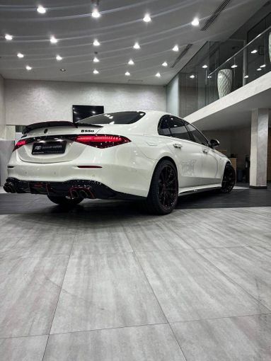 Новый Mercedes-Benz S-Class AMG IV (W223), 4.0 л, 2022 в Дубае от Fakhoury Белый цвет. Европейская | AUTO.AE