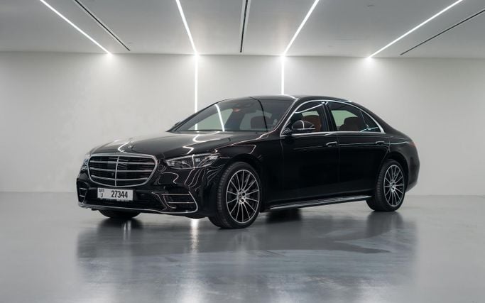Mercedes-Benz S-Class 580 4MATIC VII (W223), 2022 седан бизнес класса в Дубае от POF RENTAL черный цвет | AUTO.AE