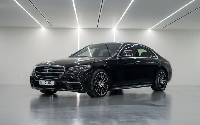 Mercedes-Benz S-Class 500 4MATIC VII (W223), 2023 седан бизнес класса в Дубае от POF RENTAL черный цвет | AUTO.AE