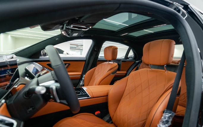Mercedes-Benz S-Class 500 4MATIC VII (W223), 2023 седан бизнес класса в Дубае от POF RENTAL черный цвет | AUTO.AE