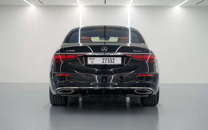 Mercedes-Benz S-Class 500 4MATIC VII (W223), 2023 седан бизнес класса в Дубае от POF RENTAL черный цвет | AUTO.AE
