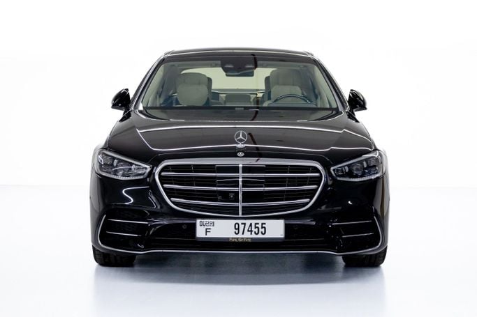 Mercedes-Benz S-Class 500 4MATIC VII (W223), 2023 седан бизнес класса в Дубае от POF RENTAL черный цвет | AUTO.AE