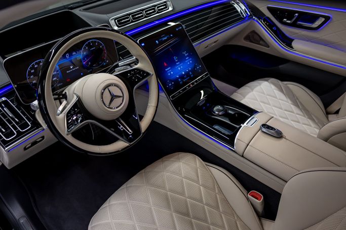 Mercedes-Benz S-Class 500 4MATIC VII (W223), 2023 седан бизнес класса в Дубае от POF RENTAL черный цвет | AUTO.AE