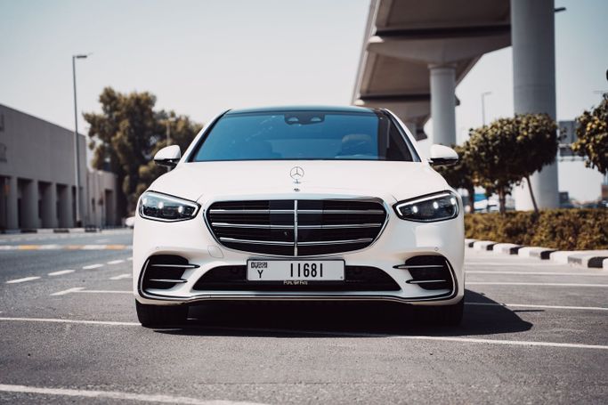 Mercedes-Benz S-Class 580 4MATIC VII (W223), 2023 седан бизнес класса в Дубае от POF RENTAL белый цвет | AUTO.AE