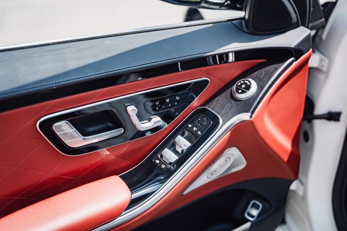 Mercedes-Benz S-Class 580 4MATIC VII (W223), 2023 седан бизнес класса в Дубае от POF RENTAL белый цвет | AUTO.AE