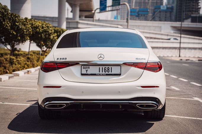 Mercedes-Benz S-Class 580 4MATIC VII (W223), 2023 седан бизнес класса в Дубае от POF RENTAL белый цвет | AUTO.AE