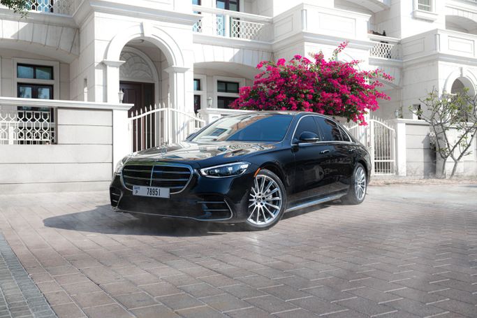Mercedes-Benz S-Class 580 4MATIC VII (W223), 2023 седан бизнес класса в Дубае от AVA car rental черный цвет | AUTO.AE